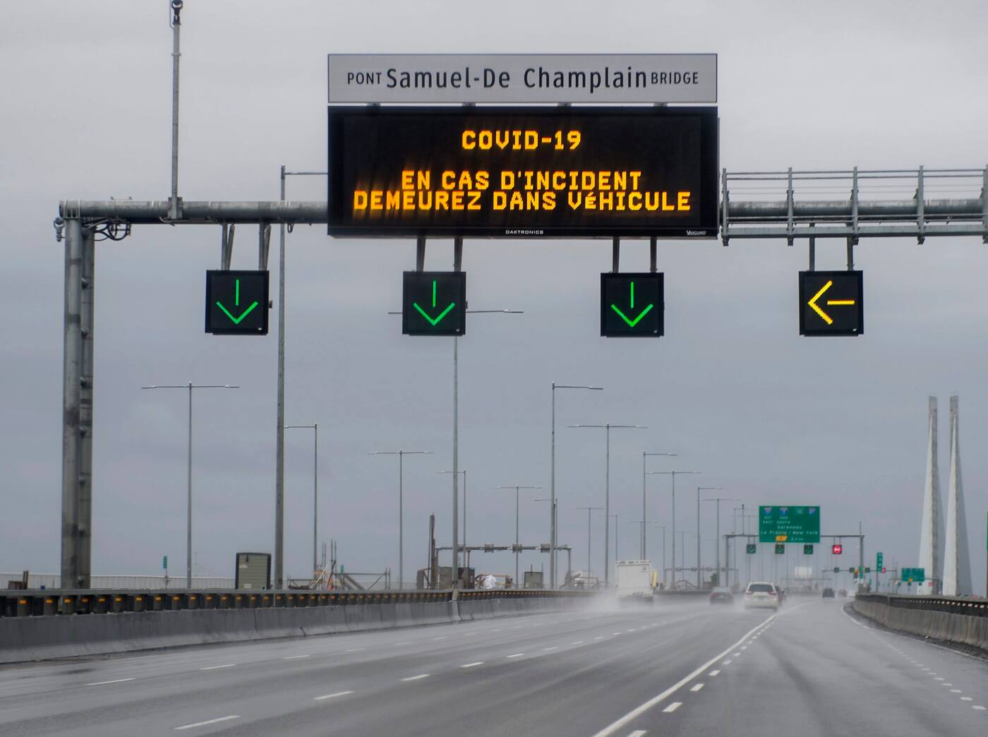 Photo du pont champlain vide en pleine journée