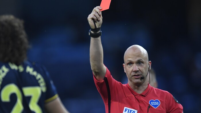photo arbitre avec un carton rouge