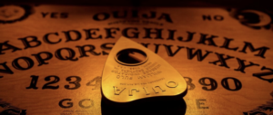 Ouija : simple jeu de société ou ligne directe vers l&rsquo;au-delà?